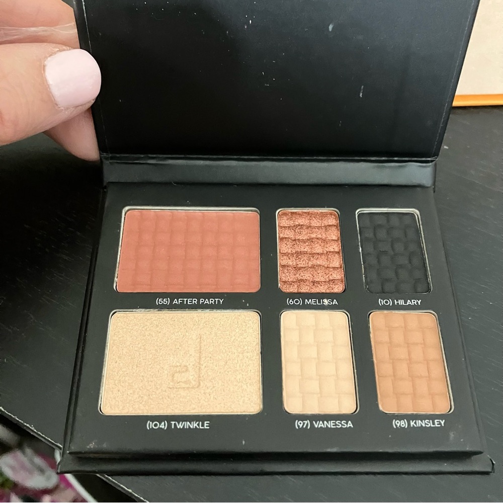 Doucce Eyeshadow Palette with Black and Gold